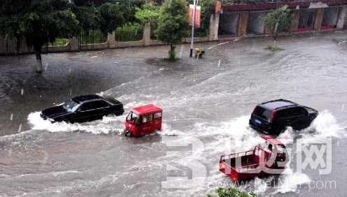  积水路段开车怎么通过 积水路段开车注意事项