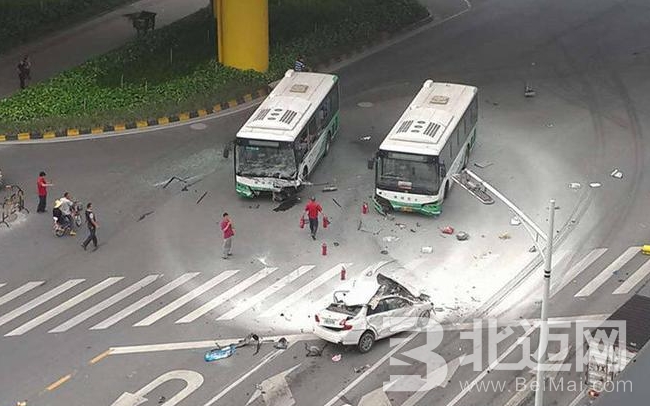 女司机误把油门当刹车