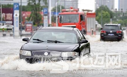 雨天涉水开车